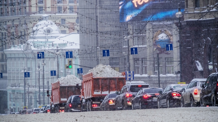 Загруженность на дорогах Петербурга снова выше обычного: автомобилисты жалуются на массовые ДТП