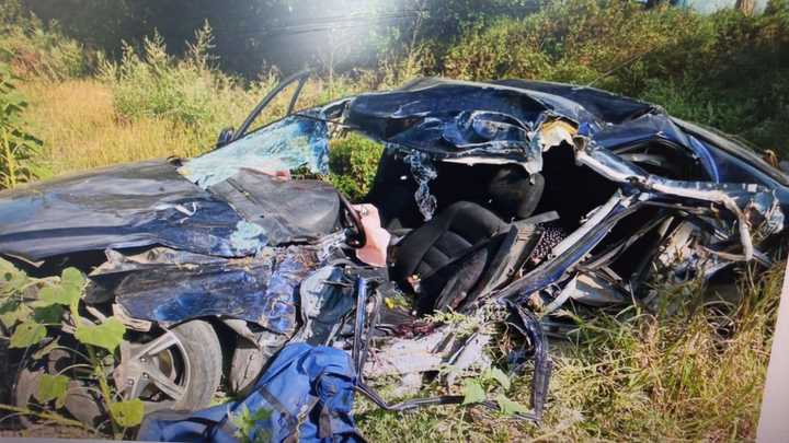 На трассе в Ростовской области Mazda 6 перевернулась, врезавшись в дерево: Погибла 40-летняя женщина