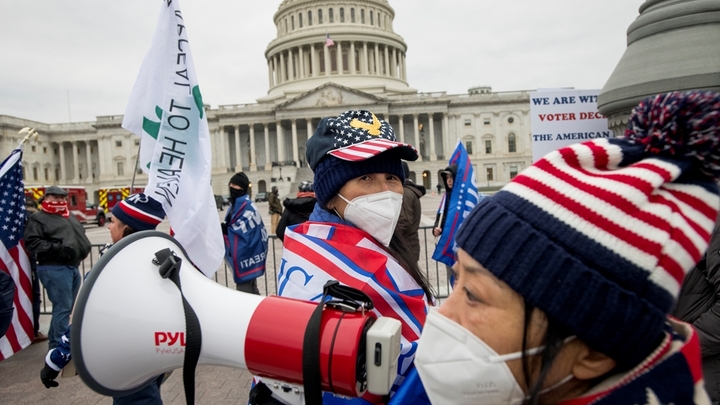 Нёс копьё с флагом: Полуголому викингу из Капитолия власти США предъявили сразу три обвинения