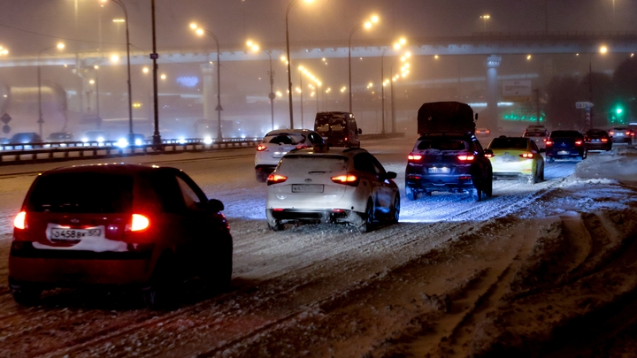 Жители Екатеринбурга снова встали в 7-балльные пробки из-за предновогоднего снегопада