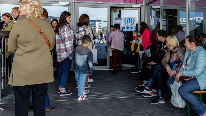 Украинцам везут всё, даже просрочку. Поляки в негодовании: Это ненормально!