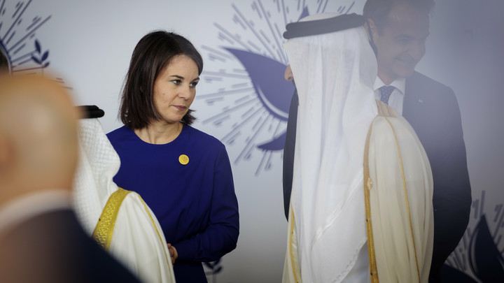 Spiegel: скандалистка Бербок чуть не сорвала встречу с эмиром Катара