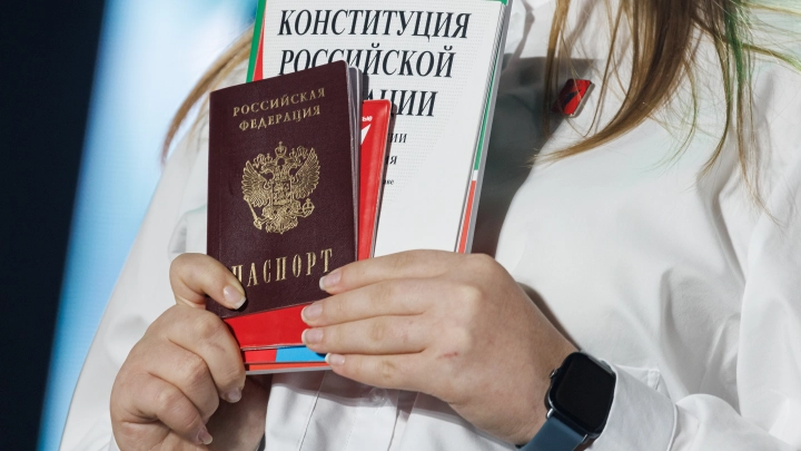 За воровство - награда в виде гражданства. Всплыли новые детали о приезжей, которая избила девушку прямо в суде