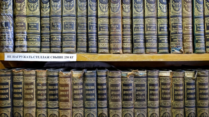Граждане России рассказали, какие книги хранят в домашних библиотеках