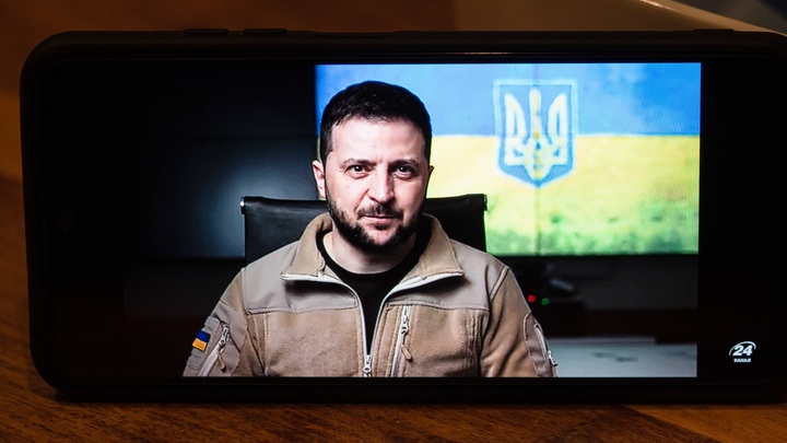 Постоянно вешают на стену экран с Зеленским: В Китае высмеяли выступление главы Украины в НАТО