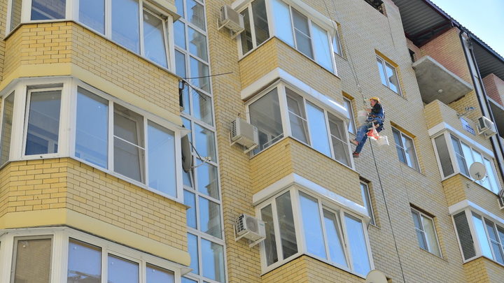 В Краснодаре в сгоревшем доме по улице Российской готовят квартиры к заселению