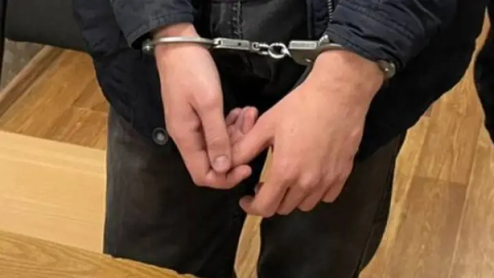 Скинул с поезда за сигарету: буйного пассажира во время стоянки схватили силовики