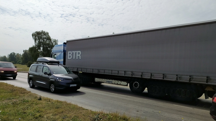 В Екатеринбурге фуры заблокировали проезд по Кольцовскому тракту