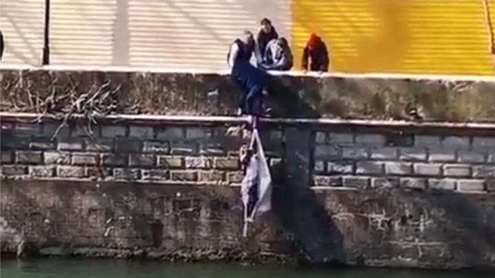 В Сочи девушка бросилась в ледяную воду, чтобы спасти тонувшую собаку