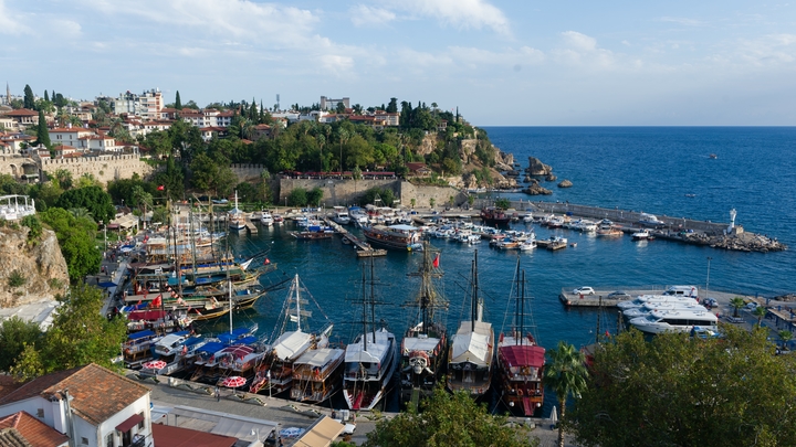 Скрутили, голову вниз - и отвели в отделение: Двух русских туристок избили в аэропорту Турции. Теперь они не могут выбраться из страны