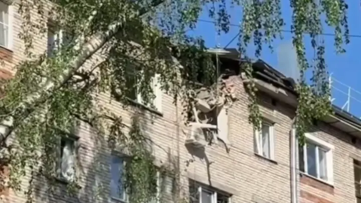 Пятиэтажку в Туле, в которую врезался дрон ВСУ, сняли на видео
