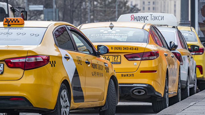 В Петербурге ушлый мигрант запугал молодого таксиста и забрал его деньги