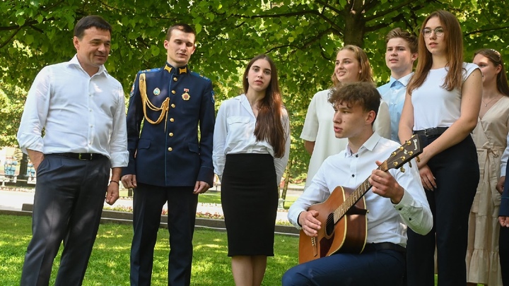 В Подмосковье на выпускные пустят по одному родителю на школьника