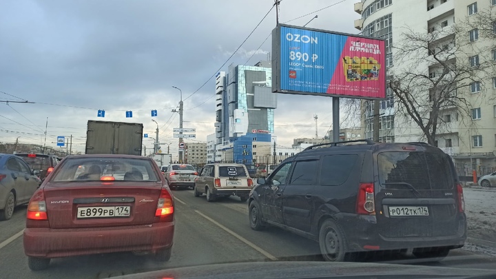 В Челябинске три проблемных перекрестка получили светофоры со стрелкой