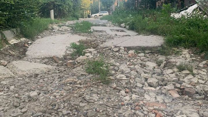 Как после войны: в Ростове люди жалуются на дорожное покрытие переулка Санаторный