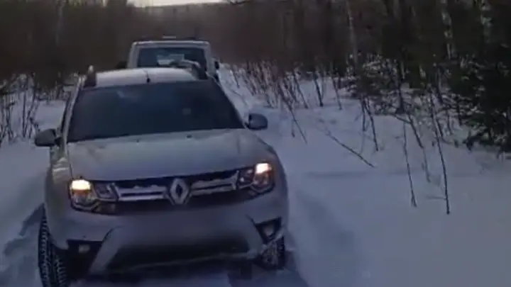 Семья с ребёнком ехала к ледяному фонтану, а попала в снежный капкан