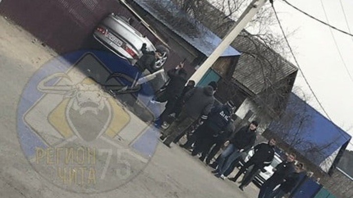 Нетрезвого водителя вызволяли из машины, застрявшей между столбом и забором
