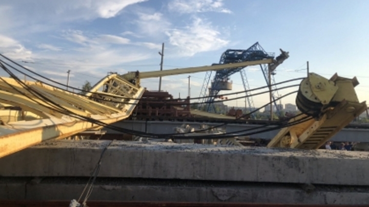 32-летняя тиктокерша из Тюмени погибла при падении строительного крана из-за сильного ветра