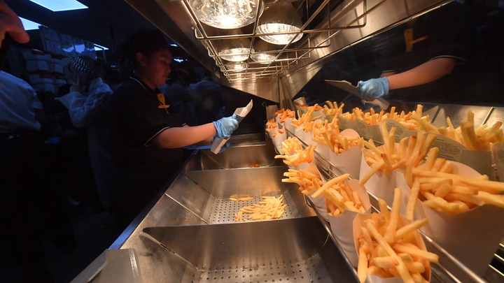 Блогер, плевавшая в еду детям, объявила о благородном поступке