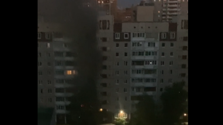 Почти два часа тушили пожар в двухкомнатной квартире в Санкт-Петербурге