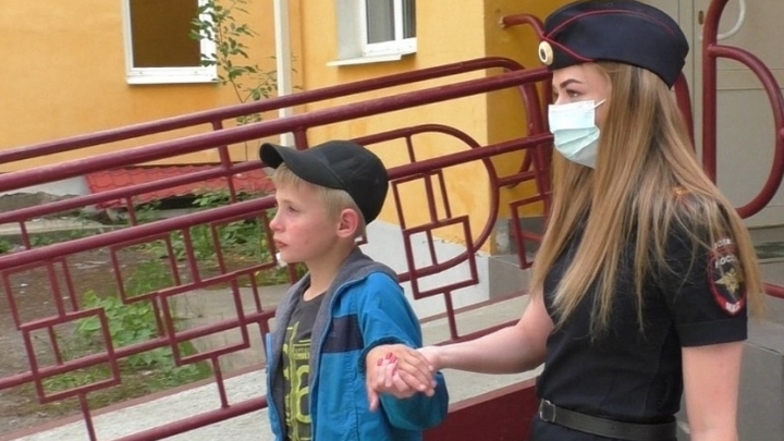 В Свердловской области девятилетнего мальчика, чудом выжившего в уральской тайге, передали отцу