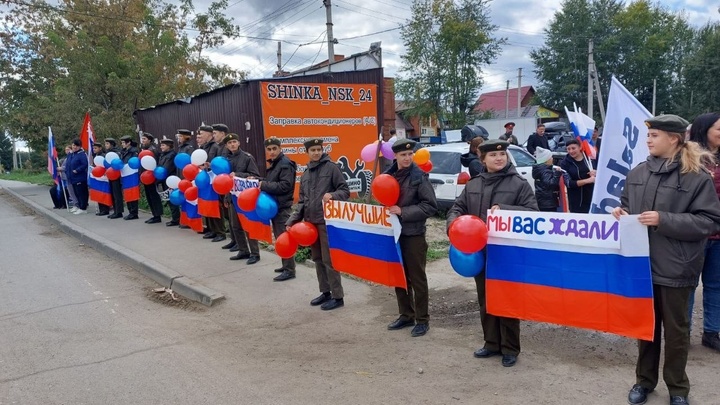 Вернувшихся со спецоперации новосибирских спецназовцев встретили концертом и караваем