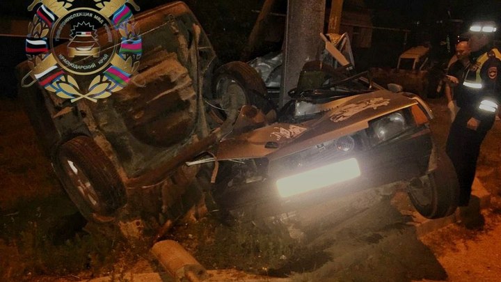 В Отрадненском районе машину разорвало на части после столкновения с опорой ЛЭП, двое погибли