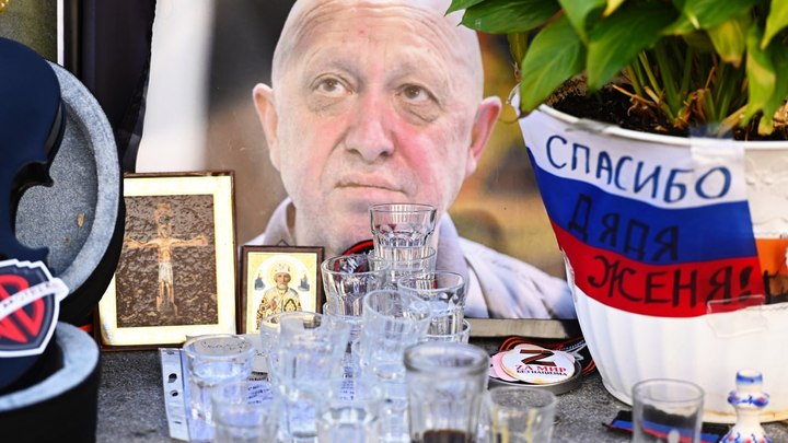 Спасибо, дядя Женя: После похорон Пригожина старейшую улицу Москвы утопили в цветах