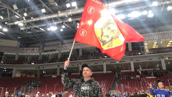 В Челябинске соревнования по хоккею с мячом в валенках выиграли Шведы