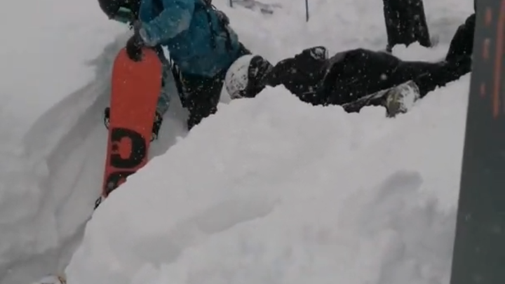 На Красной Поляне сноубордист провалился в замерзший водопад