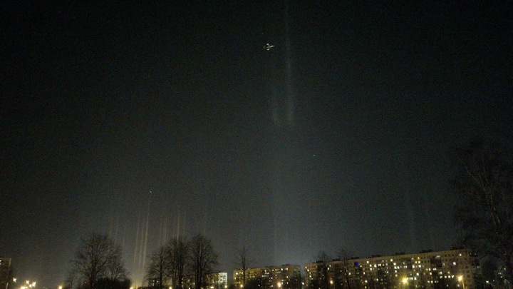 Необычные световые столбы заметили петербуржцы ночью в небе