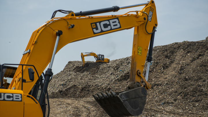 В Новосибирске экскаватор JCB повредил трубу и уехал с места происшествия