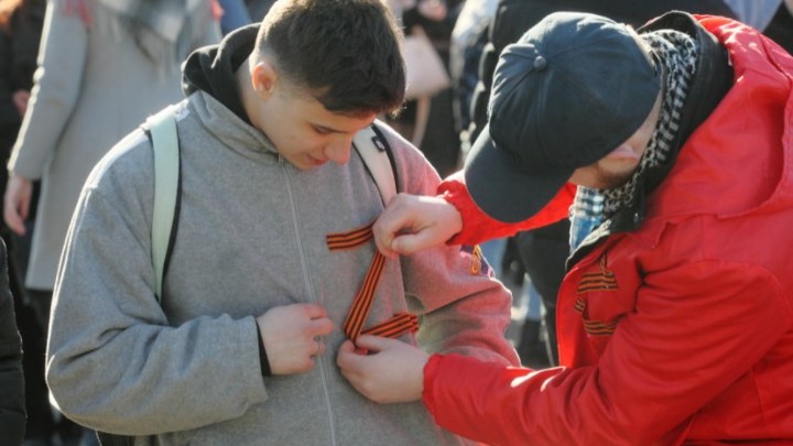 Группа украинцев избила семилетнюю девочку в Афинах из-за акции в поддержку России