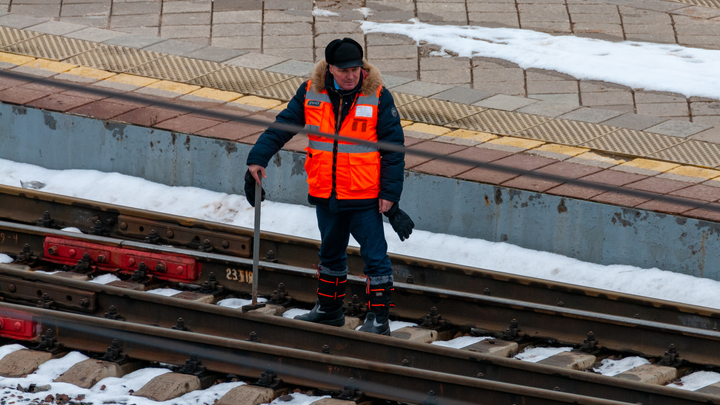 Железнодорожники очистили от мусора три километра путей в Северодвинске