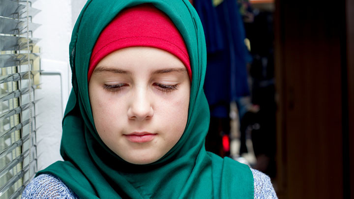 Не стыдятся использовать детей: Защитники хиджабов в школах раскачивают национальный мир в стране