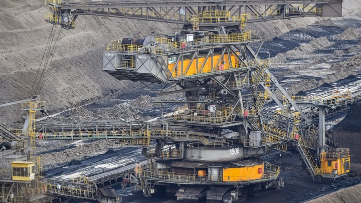 Деньги важнее санкций: Россия начала поставлять уголь в обход ООН