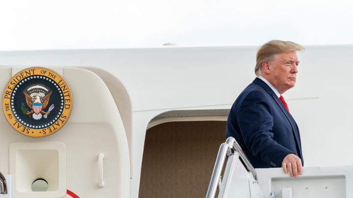 Трампа продолжают преследовать: В Сети высмеяли непростые отношения президента с туалетной бумагой