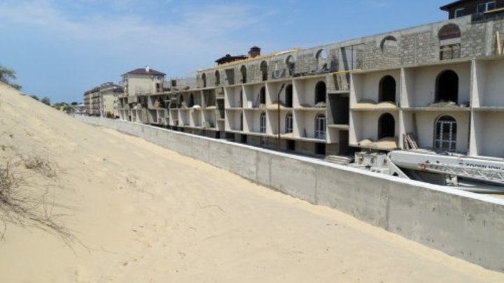 Анапские пляжи не отстояли: Суд отказал в сносе отеля