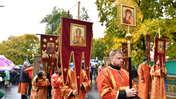Стало известно, сколько человек вышли на крестный ход в Екатеринбурге