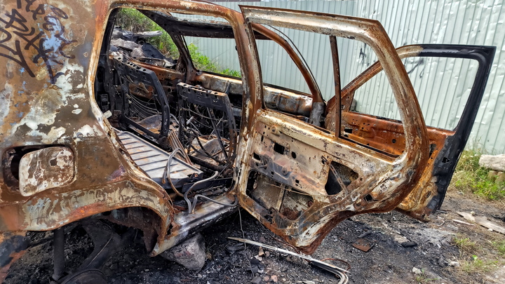 В Краснодаре на парковке ЖК Мозаика сгорели три машины