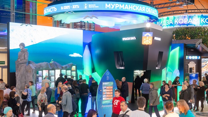 На форуме «Россия» в Москве люди выстроились в очередь за футболками с цитатами Путина