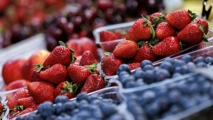 От клубники до жимолости: В Москве начался ягодный сезон