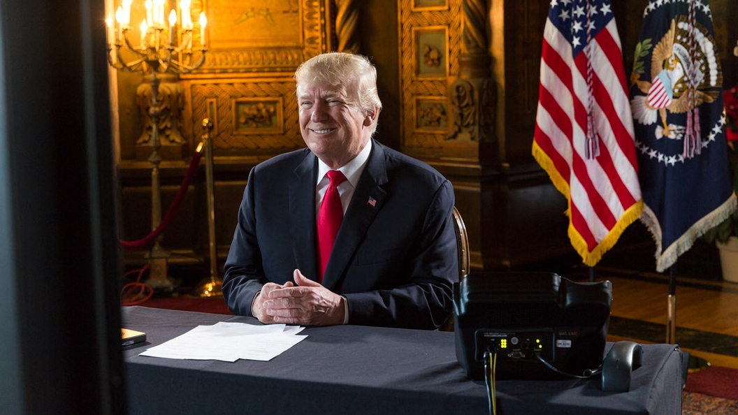 Один из торговых центров Китая охраняет пес с мордой Трампа - видео Один из торговых центров Китая охраняет пес с мордой Трампа - видео
