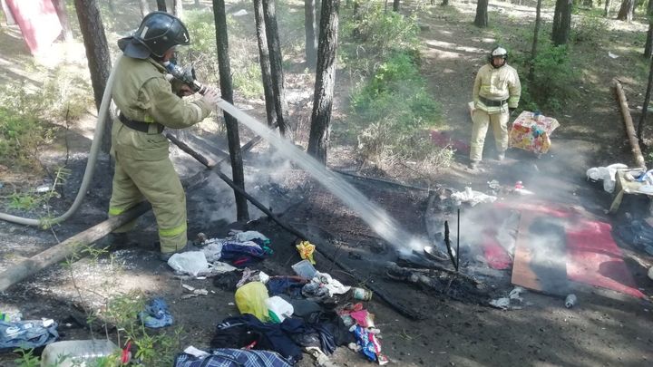 Пожарные тушили лесной лагерь бомжей на Объездном шоссе