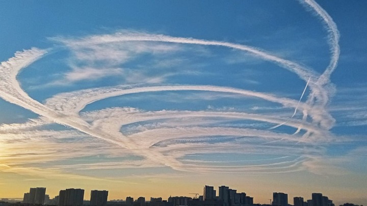 Химтрейлы и ковидные теории заговора: В небе над Новосибирском увидели белые следы