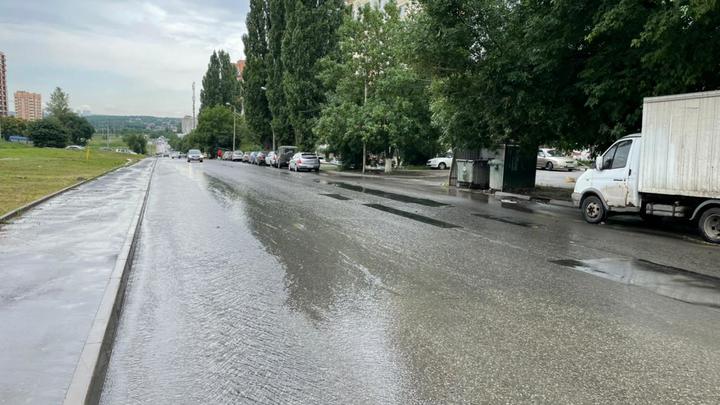 В Ростове устранили порыв водопровода, затопивший ул. Орбитальную мощным потоком