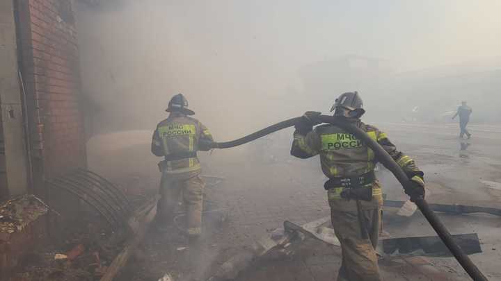 В Ейске из-за пожара на оптовом рынке эвакуировали 20 человек