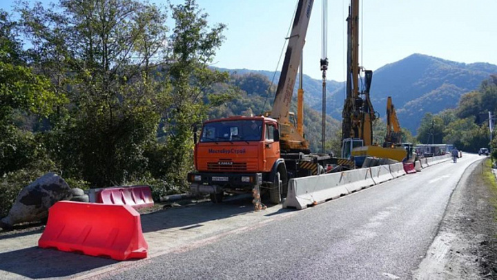 В Сочи разрушенный оползнем участок дороги вблизи аула Хаджико восстановят до конца декабря