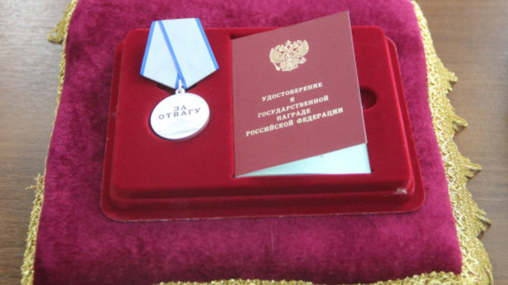 Вдове участника СВО из Новосибирской области вручили медаль за спасение людей в кафе Полигон