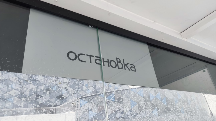 Остановочный павильон рухнул под тяжестью снега в Новосибирске